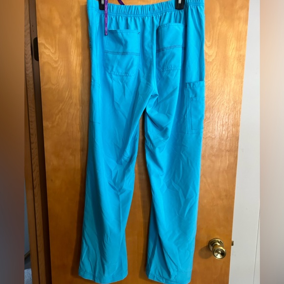Carhartt force women’s scrubs. - Picture 2 of 4